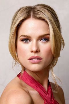 Alice Eve interpreta Alice Eve (uncredited)