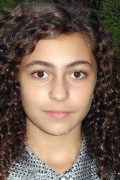 Naëva Lissonnet interpreta Little girl in camp