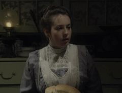 Laura Brattan interpreta Staff Officer 2