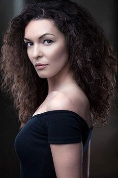 Madlen Sopadzhiyan interpreta Coven Witch