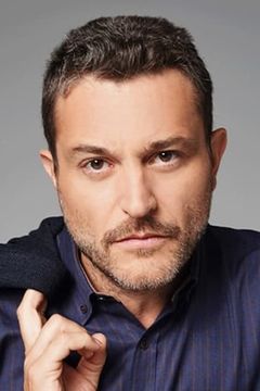 Yorgos Karamihos interpreta ​Zenos Moraitis