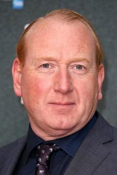 Adrian Scarborough interpreta DI Max Arnold