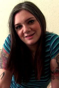 Lisa Marie Kart interpreta Trashy Girl