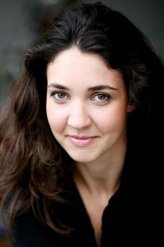 Olivia Algazi interpreta Mrs. Ramirez