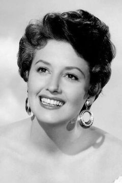 May Wynn interpreta Caroline Vail