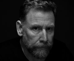 Michael Todd Behrens interpreta Surgeon Vreeland