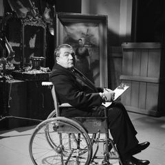 Ronald Long interpreta Coroner
