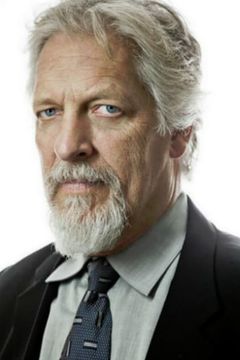 Clancy Brown interpreta Volgud (voice)