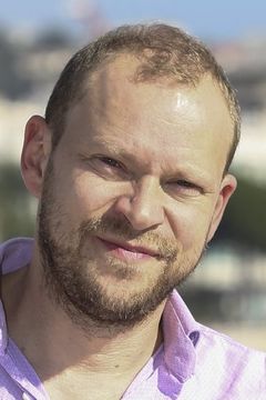 Robert Webb interpreta Tom Grant