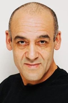 Robert Atiko interpreta Armin Kal