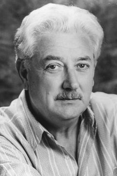 Joseph Maher interpreta Mr. Chambers