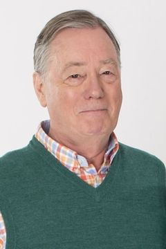 Jeff Rawle interpreta Magistrate Rev Hay