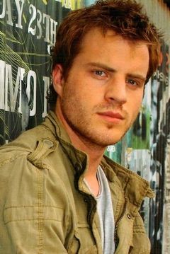 Robert Kazinsky interpreta Randy