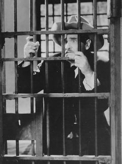 Frank Brownlee interpreta Captain Bull (uncredited)