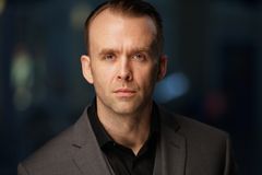 Jeremy Sande interpreta Adam Weise