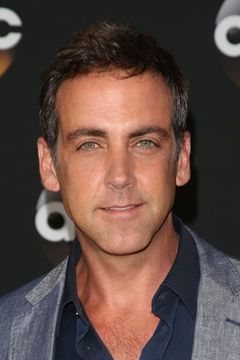 Carlos Ponce interpreta Mr. Emilio Diaz