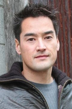 Christopher Ang interpreta Officer