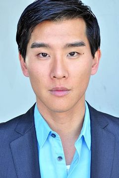 Ewan Chung interpreta Policeman / Goon / Additional voices (voice)