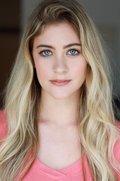 Alexandra Bartee interpreta Kelly