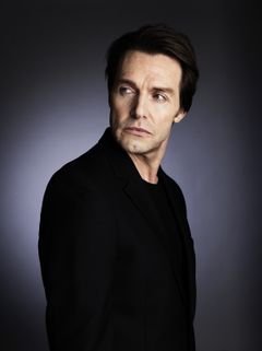 Kevin Howarth interpreta Additional Voices (voice)