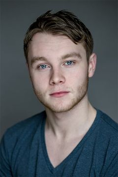 Rob Malone interpreta Ian Preston