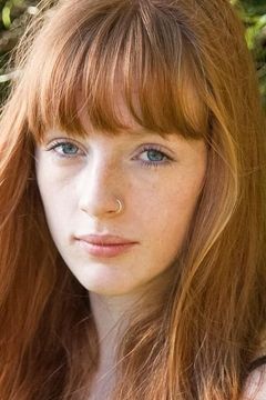 Annabelle Lewiston interpreta Lizzy Burns