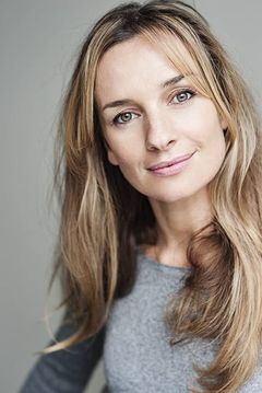 Jemma Powell interpreta Elizabeth