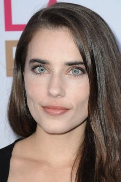 Alix Angelis interpreta Clara Winthrop