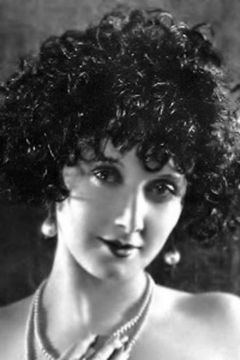 Mae Busch interpreta Widow
