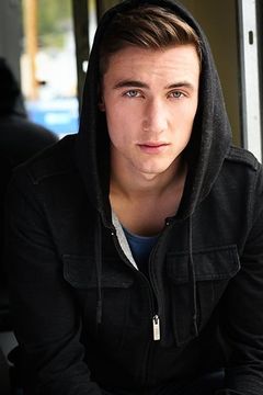 Jordan Burtchett interpreta Charley