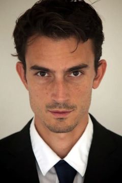 Luke Edwards interpreta Kyle