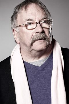 Sam Kelly interpreta Mr. Docherty