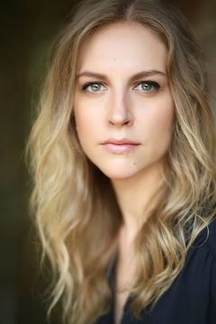 Caitlin Innes Edwards interpreta Ilsa Herbert