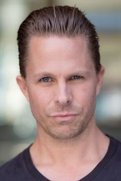 Grayson Berry interpreta Customs Officer
