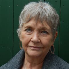 Shirley Dixon interpreta Mrs Darcy