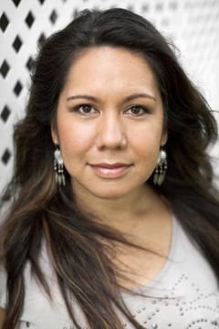 Zoe Leigh Hopkins interpreta Member of the Algonquin Tribe