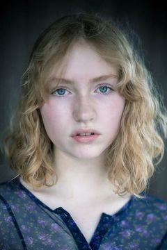 India Jane Francis interpreta Poppy Rees
