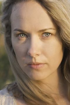 Mette Lysdahl interpreta Nurse Lone Nielsen