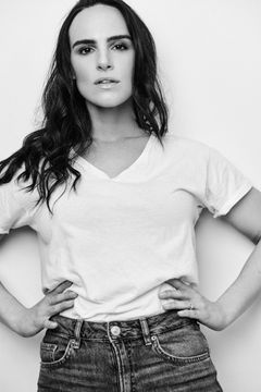 Molly Hager interpreta Becca