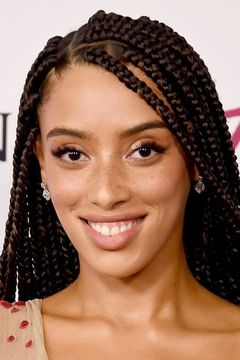 Khadijha Red Thunder interpreta Steph Jones