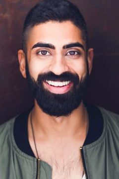 Anoop Desai interpreta Robert