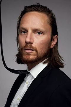 Joshua Mikel interpreta Colin