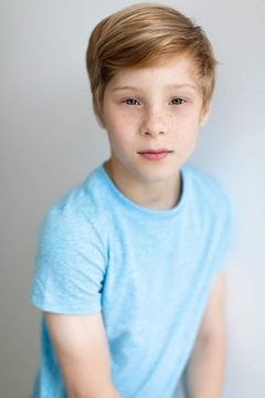 Owen Fielding interpreta Tim