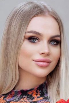 Marina Strakhova interpreta Russian Girl