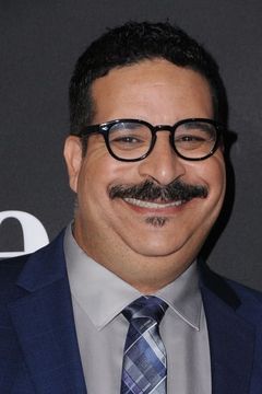 Erik Griffin interpreta Warden Borden