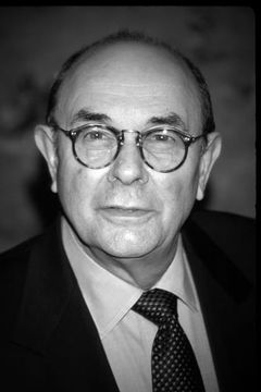 Stanley Donen interpreta Man in Elevator (voice) (uncredited)