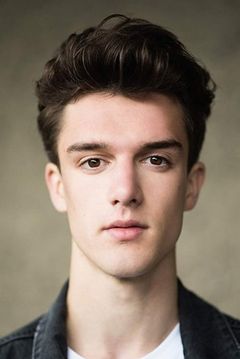Isaac Rouse interpreta Ben Bronson