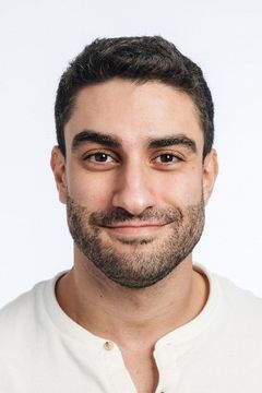 Pedram Hajigholi interpreta Extra