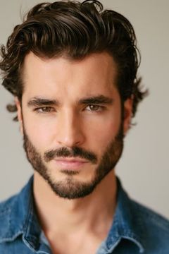 Andrew Biernat interpreta Lee