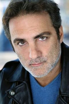 Richard D'Alessandro interpreta Abbie Hoffman